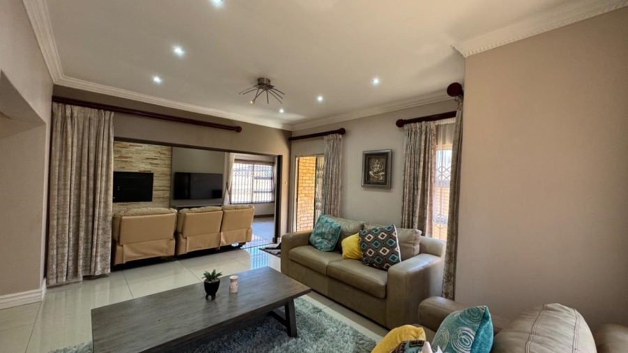 5 Bedroom Property for Sale in Roylglen Gardens Northern Cape